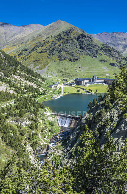 Spain, Catalonia, Pyrenees, comarque of Ripolles, Sanctuary of the Virgen of Nuria, and reservoir — Stock Photo
