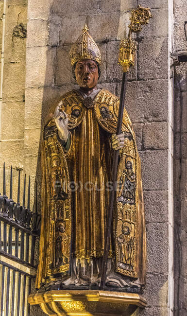 España, Cataluña, Girona, estatua del obispo en la iglesia de San Félix - foto de stock