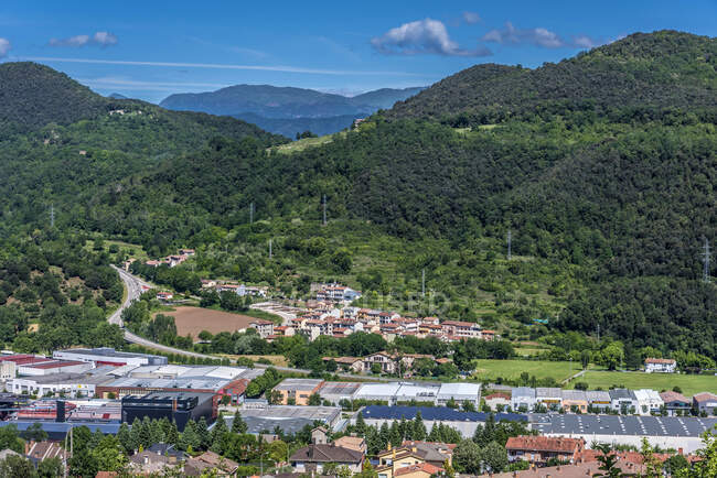 Espagne, Catalogne, Parc naturel de la zone volcanique de Garrotxa, Olot, volcans éteints, centre d'activité et bâtiments résidentiels — Photo de stock