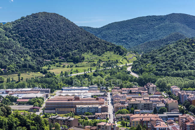 Espagne, Catalogne, Parc naturel de la zone volcanique de Garrotxa, Olot, volcans éteints, centre d'activité et bâtiments résidentiels — Photo de stock