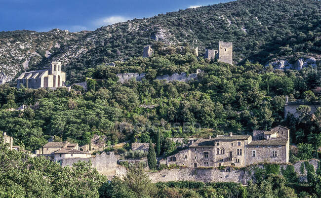 Francia, Provenza, Vaucluse, Petit Luberon, vista general de Oppede-le-Vieux - foto de stock