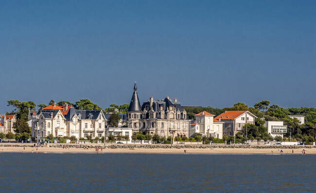 Francia, Charente-Maritime, paseo marítimo de Royan, distribución del Parc - foto de stock