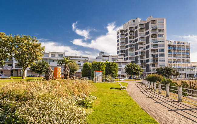 Francia, Charete-Maritime, Royan, Foncillon district, espacio público - foto de stock