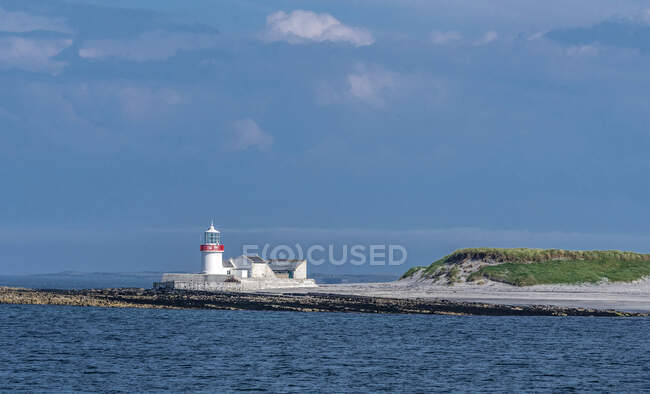 Europa, República de Irlanda, Condado de Galway, Islas Aran, el faro de Inishmore - foto de stock