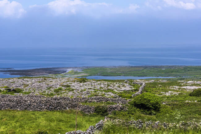 Europa, República da Irlanda, Condado de Galway, Ilhas Aran, Inishmore Island paisagem — Fotografia de Stock
