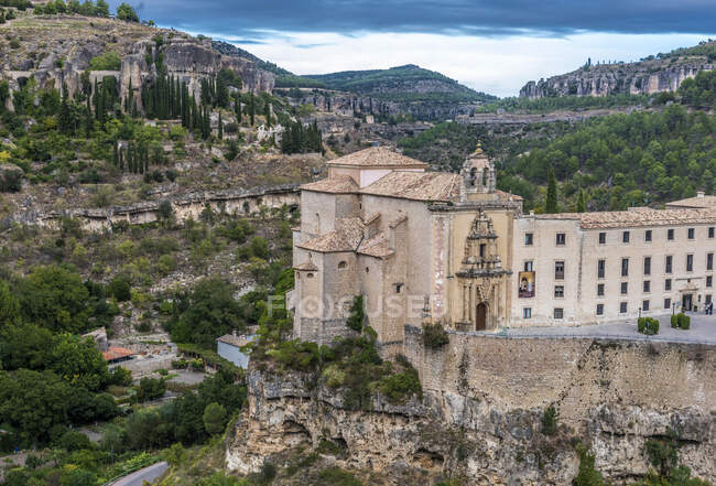 Spain, autonomous community of Castile - La Mancha, Parador of tourism of Cuenca in the old convent of San Pablo (16th century) overhanging the path of Hoz del Huecar (UNESCO World Heritage) — Stock Photo