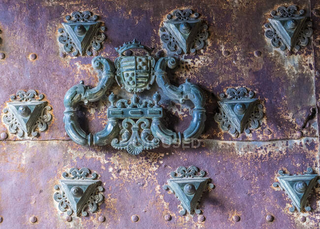 Spain, autonomous community of Castile - La Mancha, Cuenca, detailed viex of the door of the cathedral Saint Mary and Saint Julian (12th - 18th century) (UNESCO World Heritage) — Stock Photo
