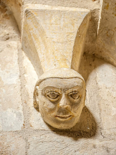 Francia, Charente Maritime, Saintes, iglesia de Saint-Pallais, corbellino esculpido que representa la cabeza de un hombre - foto de stock