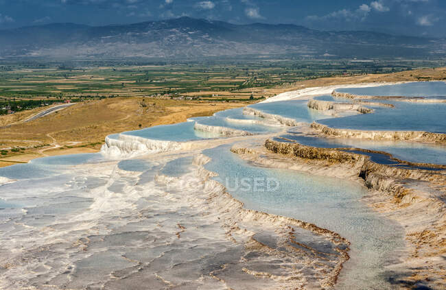 Turquía, región del Egeo, Pamukkale (castillo de algodón) (sitio tuffaceous formado por fuentes mineralizadas de agua caliente) (Patrimonio de la Humanidad por la UNESCO) - foto de stock