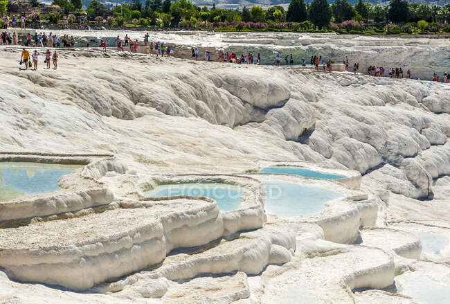 Turquia, região do Egeu, Pamukkale (castelo de algodão) (sítio tuffaceous formado por fontes mineralizadas de água quente) (Património Mundial da UNESCO) — Fotografia de Stock