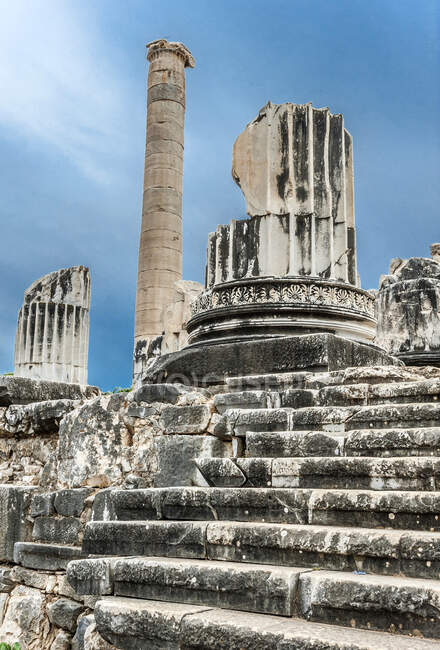 Turquía, sitio arqueológico Dydimes arqueológico, ruinas de un templo griego inacabado dedicado a Apolo (siglo VII aC, por Paeanius y Delphinus de Miletus), - foto de stock