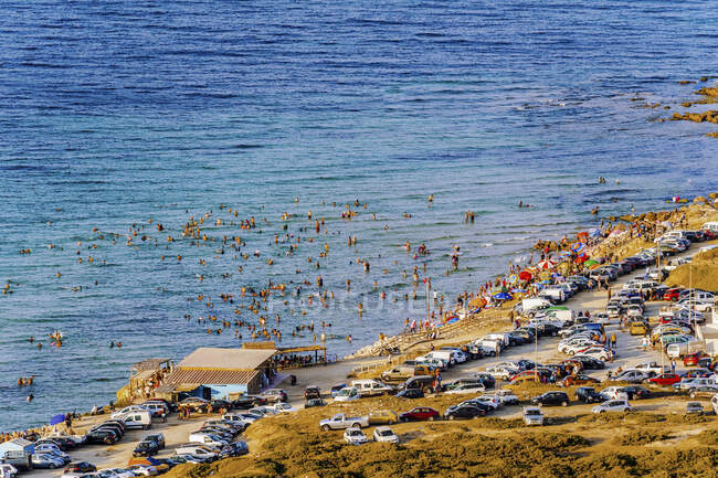 Afrique, Tunisie, Bizerte, Mer Méditerranée, plage avec de nombreux baigneurs — Photo de stock