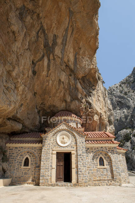 Orthodox chapel built inside the cliff,  Kanevos, Creta, Greece — Stock Photo