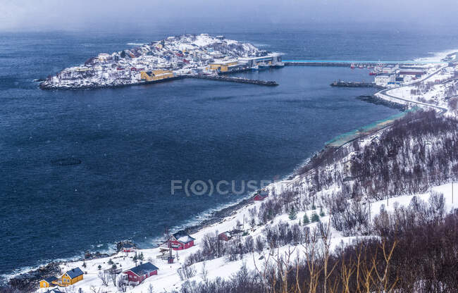 Noruega, Condado de Tromso, Isla Senja, Fjordgard, Puerto de bacalao Husoy - foto de stock