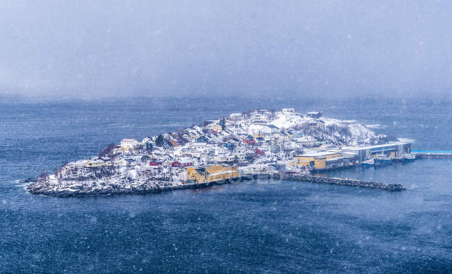 Norvegia, contea di Tromso, isola di Senja, Fjordgard, porto di merluzzo bianco di Husoy — Foto stock
