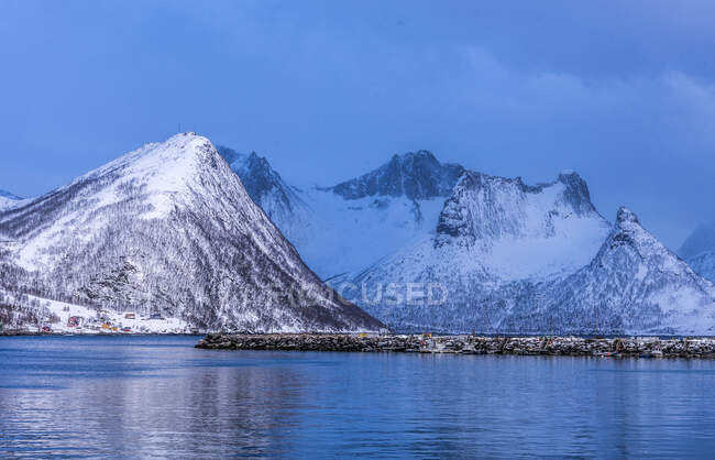 Noruega, Condado de Tromso, Isla Senja, Fjordgard - foto de stock