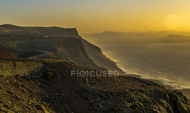 España, Islas Canarias, Isla de Lanzarote, Mirador del Río, puesta del sol - foto de stock