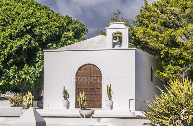 Spagna, Isole Canarie, Isola di Lanzarote, cappella del villaggio di Caleta de Famara — Foto stock