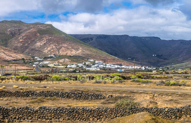 Spagna, Isole Canarie, Isola di Lanzarote, villaggio in montagna — Foto stock