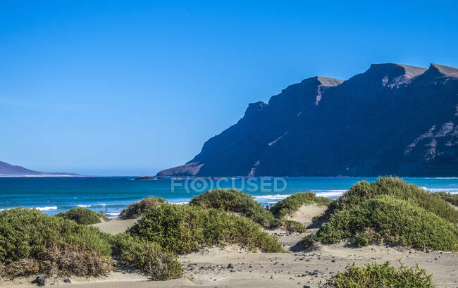 Spagna, Isole Canarie, Isola di Lanzarote, Spiaggia di Caleta de Famara — Foto stock