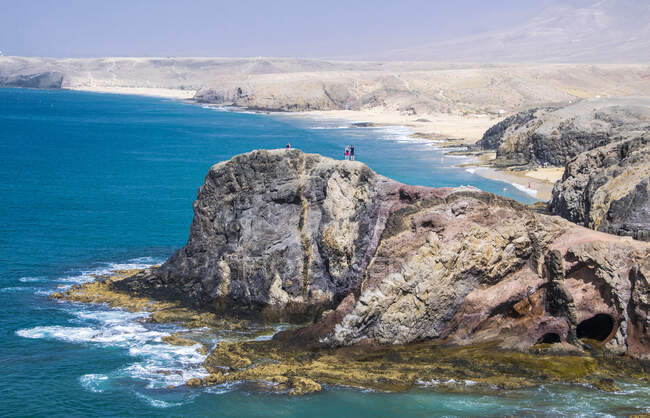 España, Islas Canarias, Isla de Lanzarote, paisaje junto al mar - foto de stock