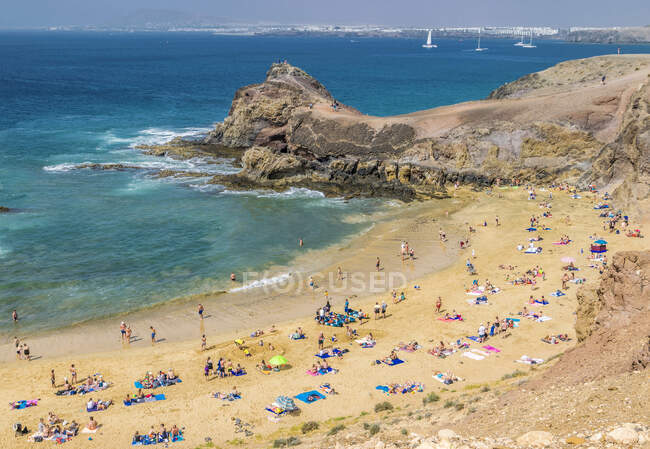Spagna, Isole Canarie, Isola di Lanzarote, turisti sulla spiaggia — Foto stock