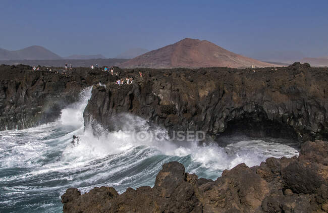 Spanien, Kanarische Inseln, Lanzarote, tobender Ozean bei El Golfo — Stockfoto