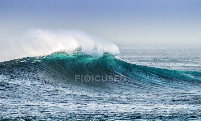 Espagne, Îles Canaries, Lanzarote, vague géante à El Golfo — Photo de stock