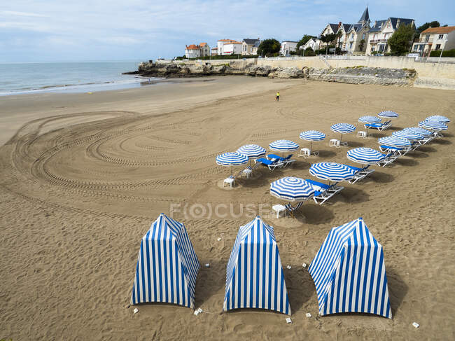 Cabina de playa y sombrillas en la playa de Pontaillac, Royan, Francia - foto de stock