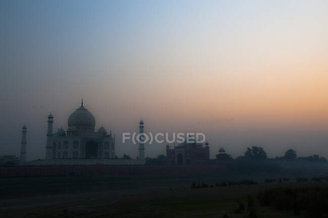 Taj mahal al amanecer, Agra, India - foto de stock