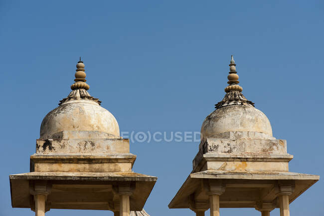 Torres moghol de Amber fort, Jaipur, India - foto de stock