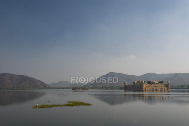 Palacio en medio de un lago, Jaipur, India - foto de stock