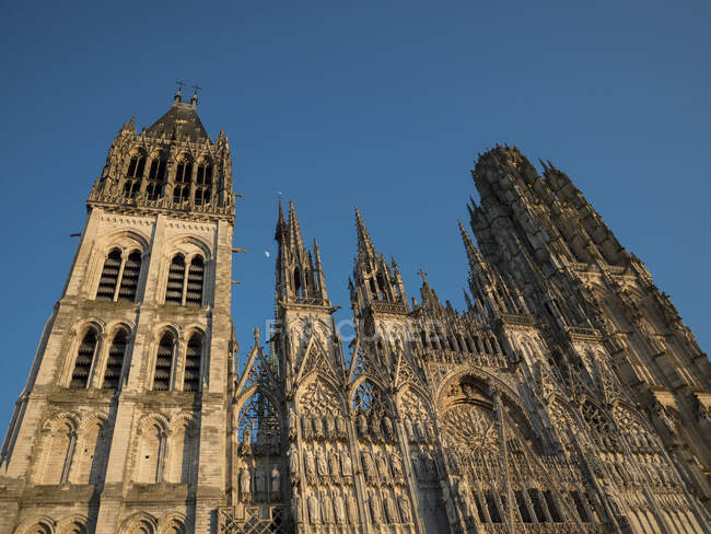 Paroi avant de la cathédrale et demi-lune, Rouen, France — Photo de stock