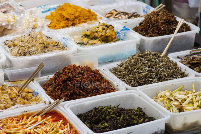 Scharfe Speisen auf dem Markt, Naha, Okinawa, Japan — Stockfoto
