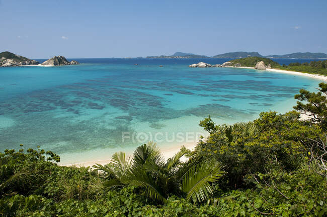 Veduta del paesaggio su acque turchesi blu sulla spiaggia di Aharen, Tokashiki, Okinawa, Giappone — Foto stock
