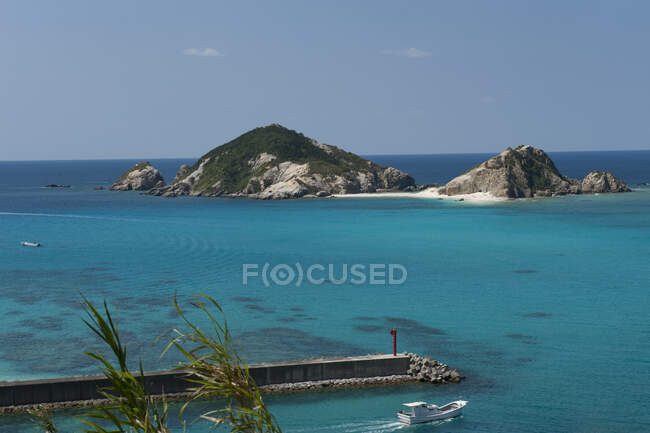 Agua azul turquesa en la playa de Aharen, Tokashiki, Okinawa, Japón - foto de stock