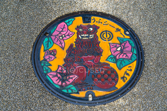 Amazinf shisa placa de tierra, Naha, Okinawa, Japón - foto de stock
