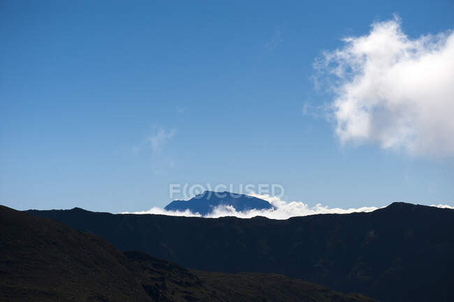 Vista del paisaje del volcán Piton des neiges desde el volcán Piton de la fournaise también, La Reunion, Francia - foto de stock