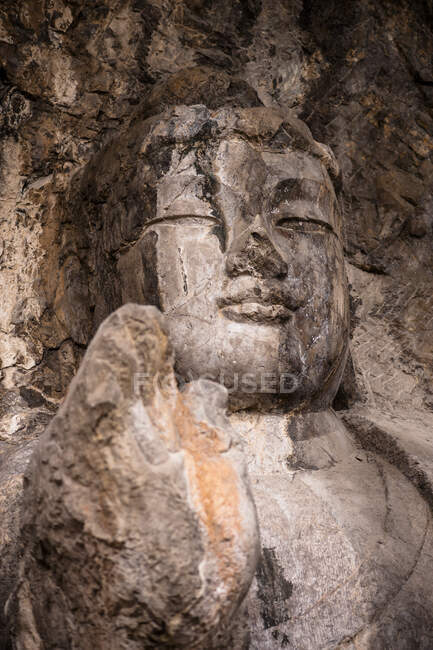 Cabeza de estatua de Bouddha en cuevas de Longmen, Luoyang, Henan, China - foto de stock