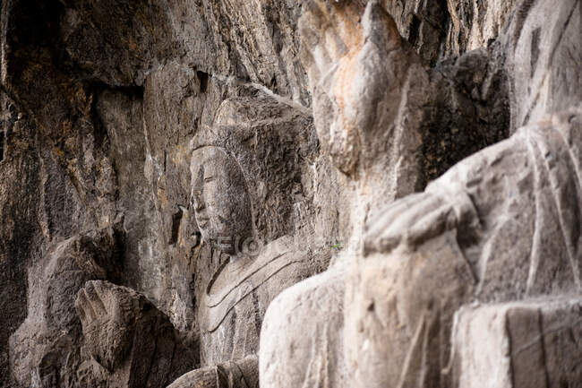 Numerosas estatuas Bouddha en cuevas Longmen, Luoyang, Henan, China - foto de stock