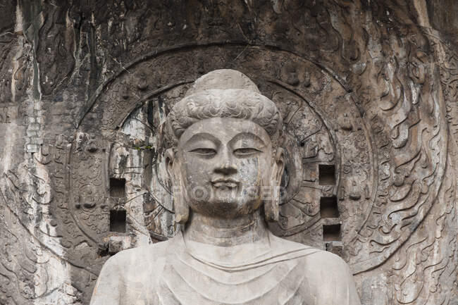 Голова статуї Вайрокана Баудха в печерах Лонгмен, Лоян, Хенан, Китай. — стокове фото