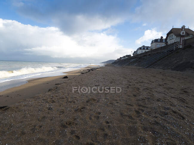 Norman villas facing the channel over the infinite sand beach, Cabourg, Francia — Foto stock