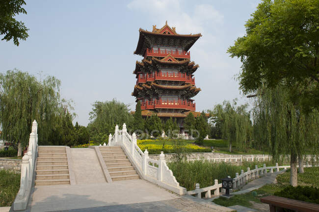 Ponte e pagode no parque da cidade do milênio, Kaifeng, Henan, China — Fotografia de Stock