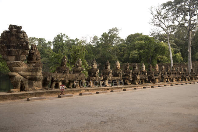 Cambodge, Siem Raep, Angkor, Southern Gate, Gardiens — Photo de stock