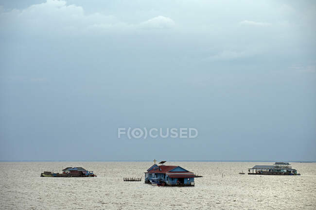 Camboya, Siem Raep, Angkor, Lago Tonle Sap, Pueblo flotante - foto de stock