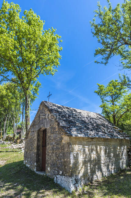 Francia, Lot, Parque Natural Regional de Quercy Causses, Espacio Natural Sensible de Brauhnie, capilla cerca de Caniac du Causse - foto de stock