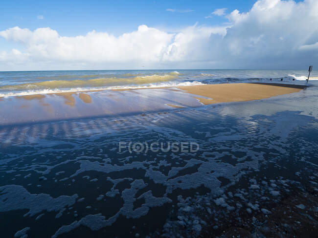 Playa como una mezcla de espuma de olas y sombra, Cabourg, Francia - foto de stock
