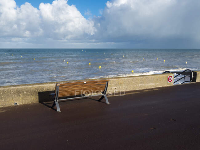 Banco em Proust caminho de frente para a praia, Cabourg, França — Fotografia de Stock