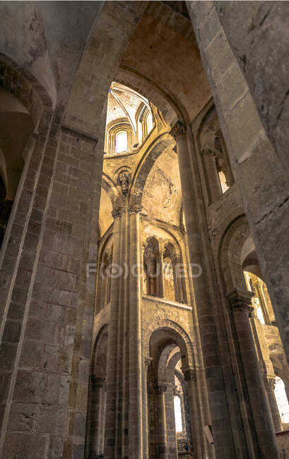 Europa, Francia, Midi-Pyrenees, Aveyron, Sainte Foy de Conques, interior - foto de stock