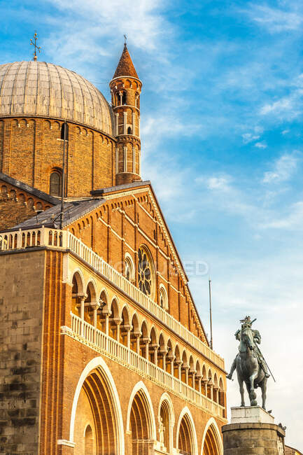 Italie, Vénétie, Padoue, Cathédrale Saint Antoine de Padoue (XIIIe siècle) et statue équestre d'un condottiere de Donatello — Photo de stock